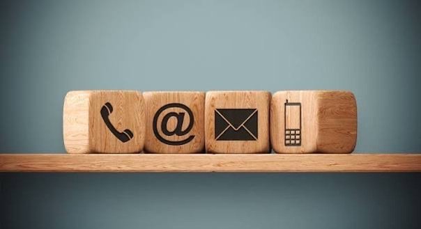 Bloques de madera con íconos de teléfono, correo, mensaje y celular