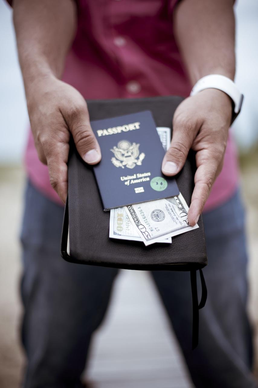Persona sosteniendo un pasaporte, símbolo de movilidad segura
